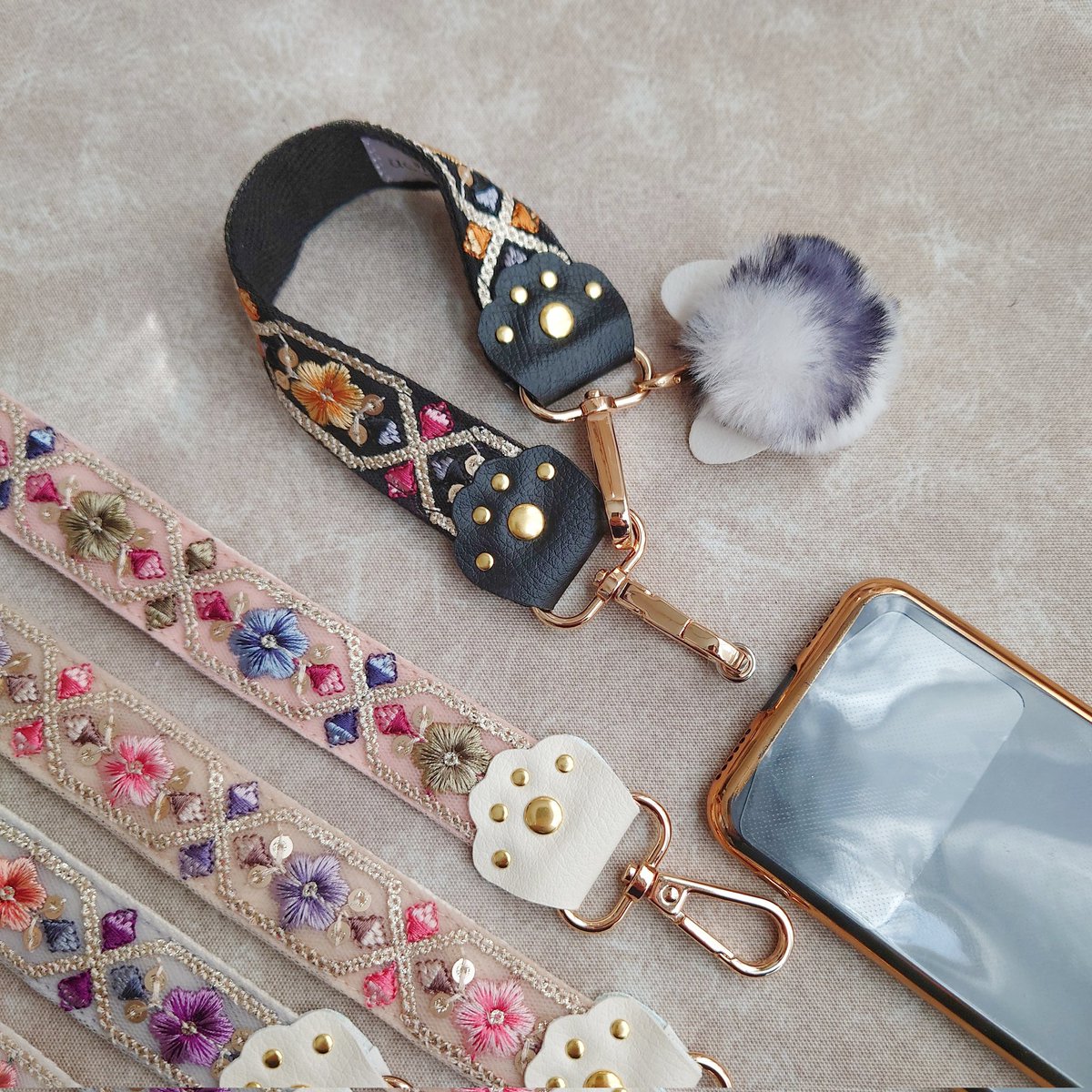 petitchaton22's tweet photo. デザインフェスタ63
両日出店します✿
フェイクレザー×刺繍作品を組み合わせた大人可愛いバッグや小物。
猫モチーフ商品も持っていきますので是非遊びに来てください🐱

【petit chaton/ﾌﾟﾃｨｼｬﾄﾝ】
5/23.24両日　南館1階
ブースNo【I-260.261】
#デザフェス63リポスト
@designfesta https://t.co/PjHmN6wdWa
