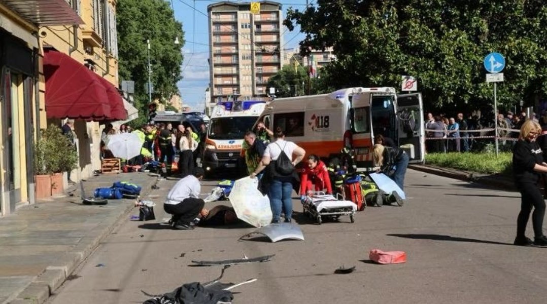 tecas2000's tweet photo. Today (Saturday, May 16, 2026), an incident occurred in the historic center of Modena, Italy.
A person drove a vehicle into a crowd and stabbed one person before being taken into custody.
At around 5:00 p.m. local time, a car entered Via Emilia Centro (near Largo Porta Bologna) from the direction of Lago Garibaldi at high speed. The car plowed into pedestrians on the busy street for roughly 200 meters before crashing into a shop window.
At least 10–12 people were injured, some in extremely serious condition. One local report mentions a woman who lost both legs in the collision.
