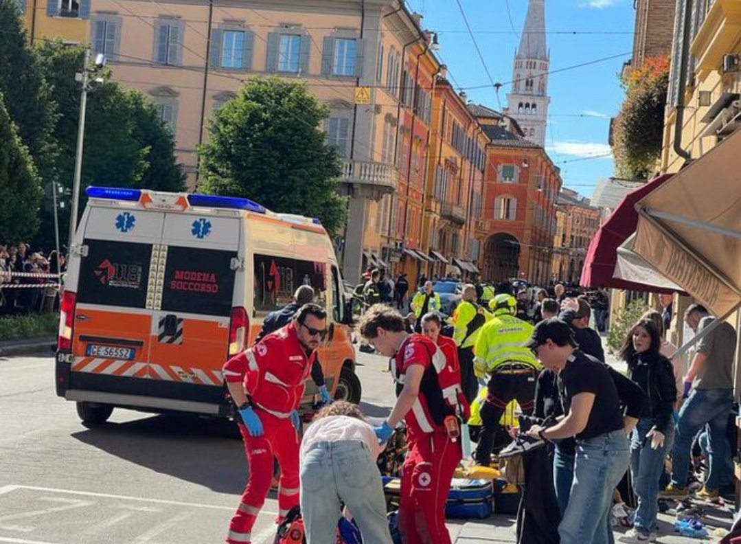 tecas2000's tweet photo. Today (Saturday, May 16, 2026), an incident occurred in the historic center of Modena, Italy.
A person drove a vehicle into a crowd and stabbed one person before being taken into custody.
At around 5:00 p.m. local time, a car entered Via Emilia Centro (near Largo Porta Bologna) from the direction of Lago Garibaldi at high speed. The car plowed into pedestrians on the busy street for roughly 200 meters before crashing into a shop window.
At least 10–12 people were injured, some in extremely serious condition. One local report mentions a woman who lost both legs in the collision.