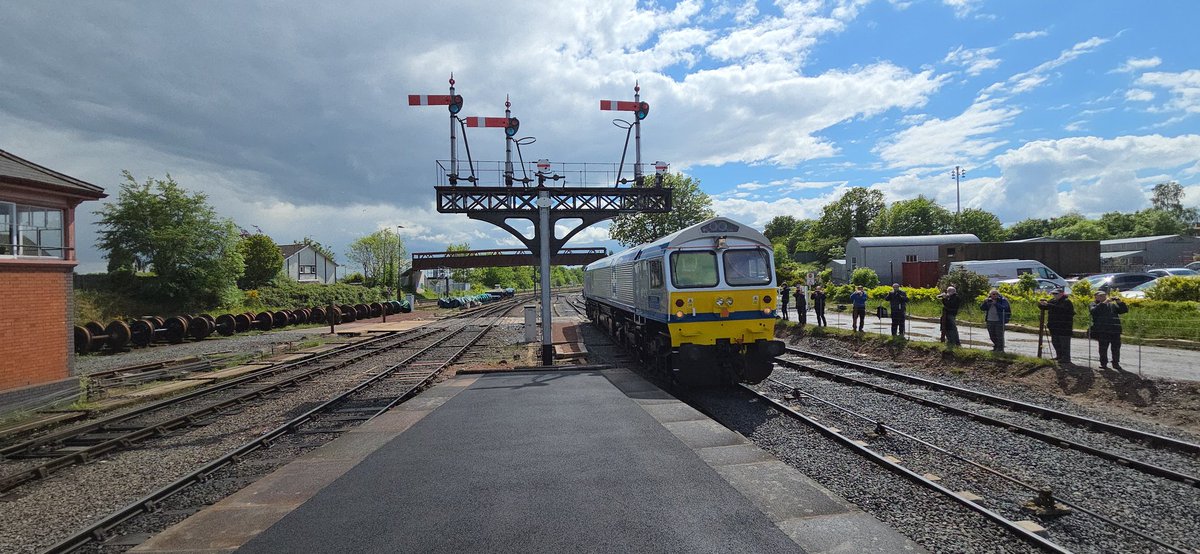 57305films's tweet photo. Heavy Haul Rail 59001 ''Yeoman Endeavour'' at Kidderminster Town https://t.co/cfX8Ctf04K