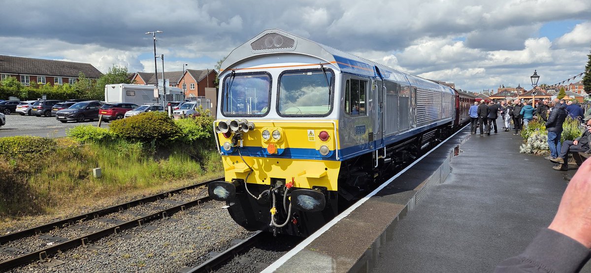57305films's tweet photo. Heavy Haul Rail 59001 ''Yeoman Endeavour'' at Kidderminster Town https://t.co/cfX8Ctf04K