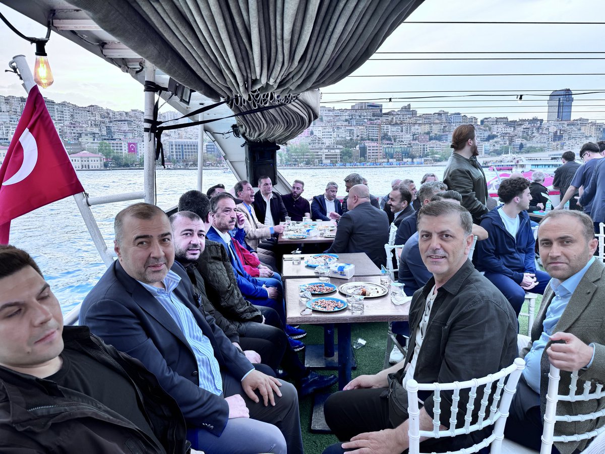 BatmanVakfi's tweet photo. Batman Vakfı İstanbul Şubesi ve Petrolsporumuzun taraftar gurubu DARK REDS ile birlikte Batman Petrolspor'un şampiyonluk coşkusunu ve Batman'ın il oluşunun yıl dönümünü İstanbul Boğazı'nın eşsiz manzarasında tekne gezisiyle büyük bir coşkuyla kutluyoruz. https://t.co/f9Yfi8ohER