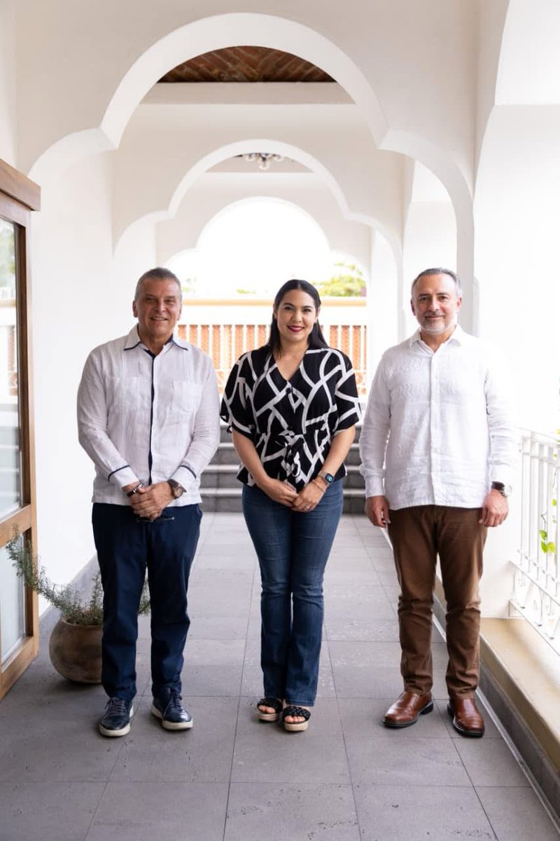 INIFEDmx's tweet photo. El Director General del INIFED, Francisco Javier Cabiedes Uranga, se reunió con la gobernadora @indira_vizcaino en la Casa de @gobiernocolima, acompañado por @manuel_rdgn, Director General de Admisión de la @USICAMM_OFICIAL de la @SEP_mx. https://t.co/6E6uX5e4k3