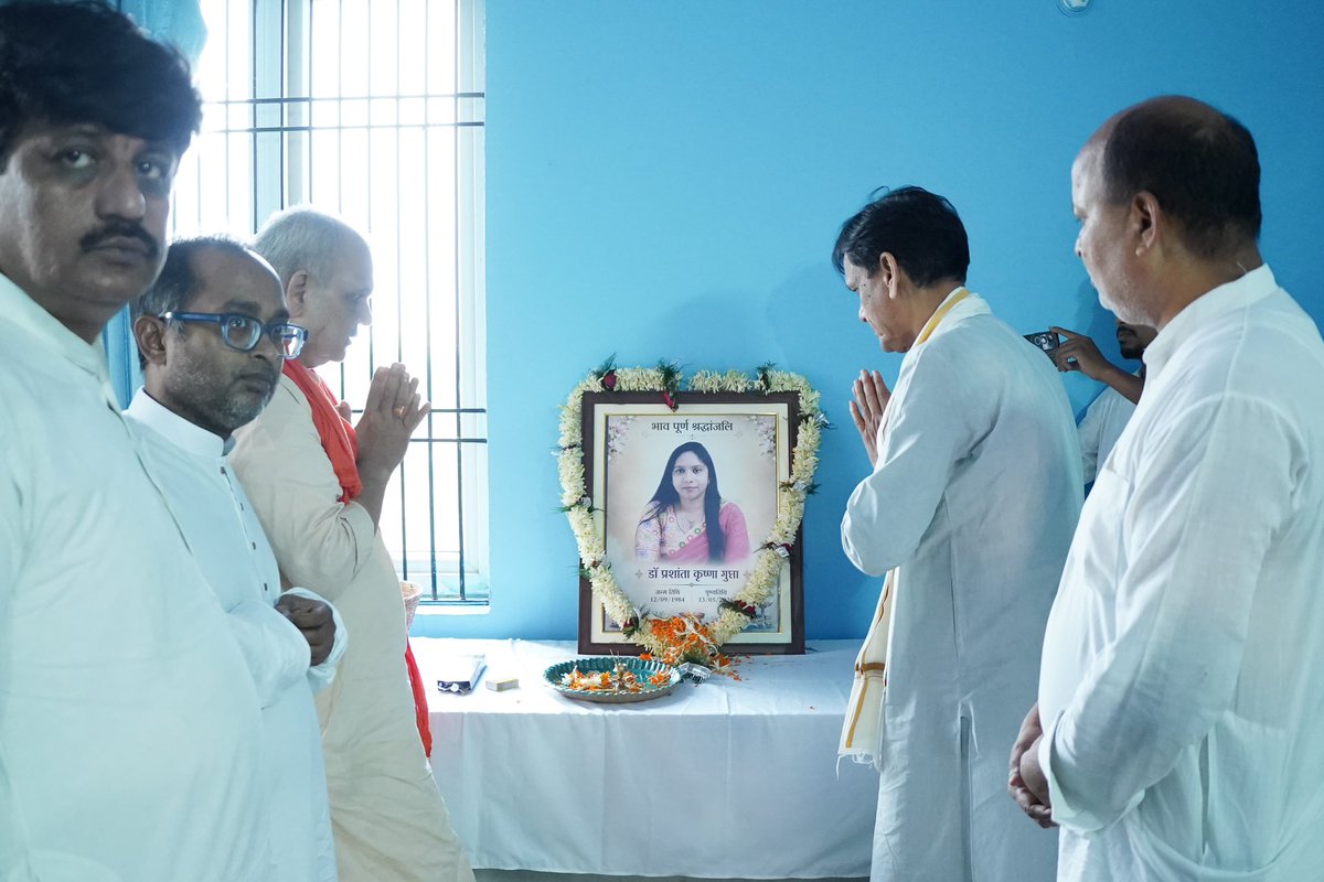 nityanandraibjp's tweet photo. आज संगठनात्मक जिला झंझारपुर के निवर्तमान भाजपा अध्यक्ष ऋषिकेश राघव जी के पुत्रवधू प्रसिद्ध चिकित्सक डॉ प्रसन्नता कृष्णा जी  के असामयिक निधन जो काफी   दुखद है। उनके घर पहुँचकर दुखी परिवार को सांत्वना दिया तथा दिवंगत आत्मा की शांति के लिए ईश्वर से प्रार्थना  किया । भगवान उनकी      आत्मा को शांति प्रदान करें। ॐ शांति ॐ शांति ॐ शांति