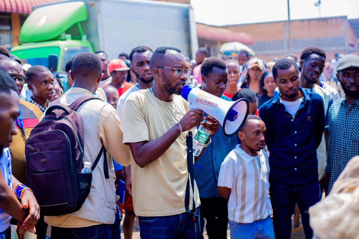 MagazineJimbere's tweet photo. 👏🏾 Les citoyens travaillant au marché de #Ruziba ont été sensibilisé aux risques lies à l' usage des drogues par l’Association Burundaise pour un Monde de Paix sans Drogue (#ABMP), c' est fait le 15 mai 2026 sur terrain

👥 L’activité, menée avec des étudiants de l’Université @espoir_afrique, dans la filière de Service social et Développement Communautaire visait à encourager la communauté surtout les jeunes à prévenir la consommation de drogues et à préparer un meilleur avenir

🗣️ Les citoyens travaillant au marché de Ruziba ont notamment dénoncé la prolifération  et l' autorisation de vente des alcools en bouteilles plastiques comme jugés nocifs pour les familles

📖 L’ABMP affirme vouloir poursuivre ces actions de sensibilisation pour protéger la population, en particulier les jeunes en vue d' atteindre la vision du pays Burundi emmegent 2040, développé en 2060

#Burundi #Jimbere