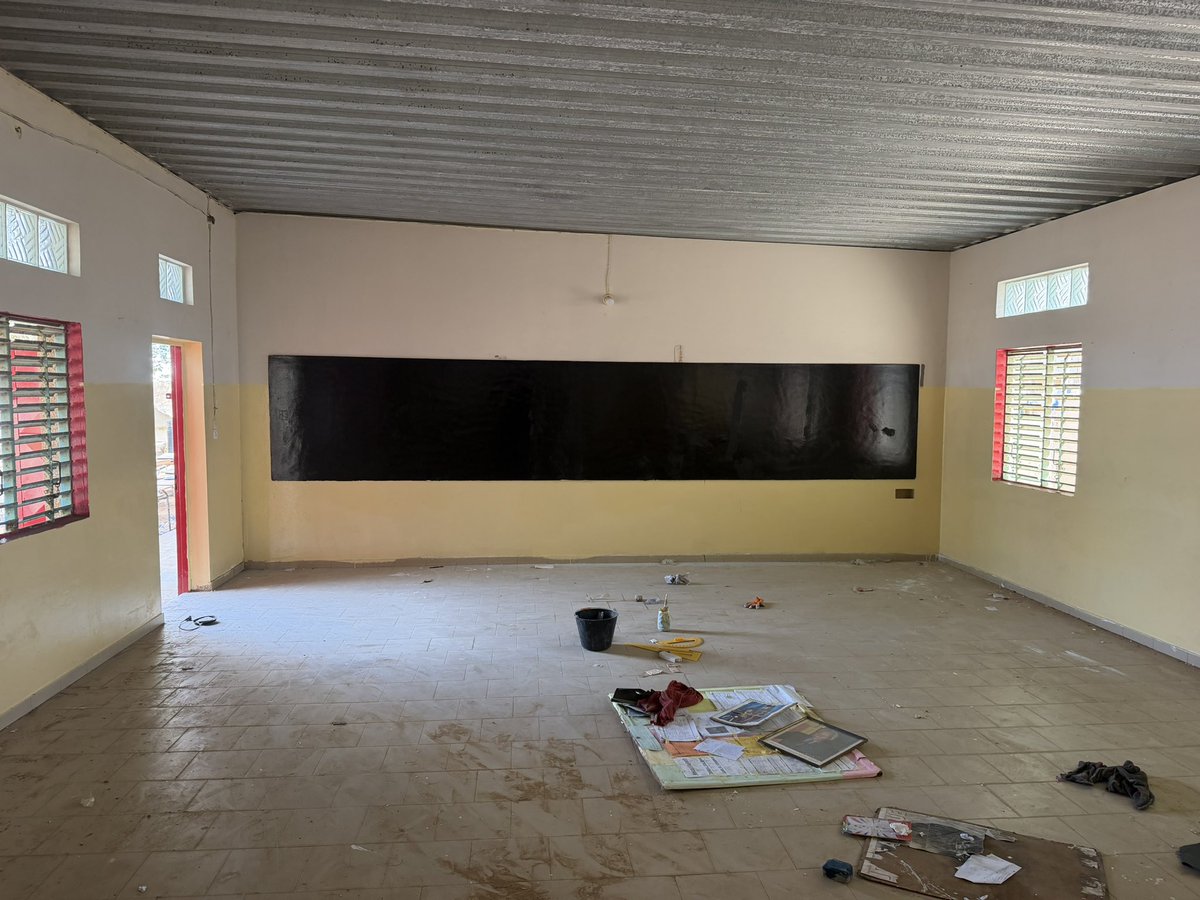 Niintche's tweet photo. 4classes déjà ok 
16h 47min  nous y sommes toujours 
Grâce à la SAR l’école Elhadj Demba Ndoye retrouve des couleurs et une nouvelle âme 🇸🇳❤️✌🏼
#Deurkiss https://t.co/wCwUTKHELb