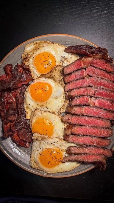 JuanchoMxx's tweet photo. Nueve años en el gimnasio me enseñaron las mejores combinaciones para bajar de peso:

1. Huevo y bistec https://t.co/fDXgLQtJcm