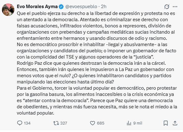 EcEnDirecto's tweet photo. #ATENCIÓN 
El expresidente de #Bolivia, @evoespueblo, enfatizó que no es un atentado a la democracia, que el pueblo ejerza su derecho a la libertad de expresión y protesta.
"Atentado es criminalizar ese derecho con falsas acusaciones, infiltrados violentos, bonos a represores, división de organizaciones con prebendas y campañas mediáticas sucias incitando al enfrentamiento entre hermanos y usando discursos de odio y racismo. No es democrático proscribir e inhabilitar -ilegal y abusivamente- a las organizaciones y candidatos del pueblo", indicó.