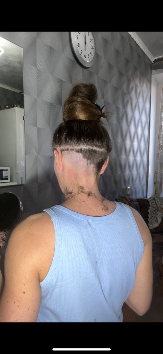 sofafetish's tweet photo. Shaving day today and video undercut refresh https://t.co/1eaZrdJM5X                                  #undercut #undercutgirl #shavehead #headshaving #buzzcut #shavingfetish https://t.co/nrg6g6yGYQ