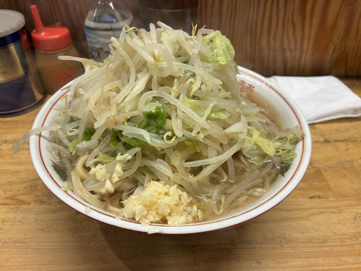 ykmrccc's tweet photo. 最近前橋二郎のヤサイ量が増えた気がして最高☺️
クタヤサイと豚美味くて何度も行ってデブ活捗る https://t.co/xqXtJyWzQa