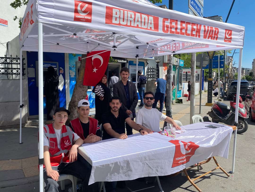 gencyrppendik's tweet photo. Gençlik Kolları Başkanımız Abdülhalik Polat,Teşkilât Başkanımız Ömer Faruk Yalvac,Eğitim Birim Başkanımız Emre Tiryaki,gençlik kolları yönetim kurulu üyelerimiz'in katılımları ile kaynarca Merkez caminin yanında stand çalışması gerçekleştirdik ve esnafları ziyaret ettik. https://t.co/j23Q9XbZDZ