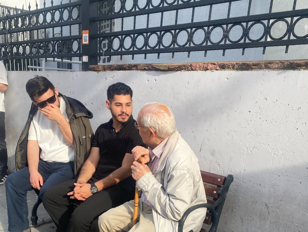 gencyrppendik's tweet photo. Gençlik Kolları Başkanımız Abdülhalik Polat,Teşkilât Başkanımız Ömer Faruk Yalvac,Eğitim Birim Başkanımız Emre Tiryaki,gençlik kolları yönetim kurulu üyelerimiz'in katılımları ile kaynarca Merkez caminin yanında stand çalışması gerçekleştirdik ve esnafları ziyaret ettik. https://t.co/j23Q9XbZDZ
