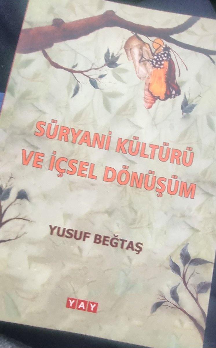 NArslantas_Prof's tweet photo. Malfono Yusuf Beğtaş…

“Malfono”, Süryanicede “hoca, üstat, öğretmen” anlamına geliyor.

Daha önce çalışmalarından gıyaben tanıdığım Sayın Yusuf Beğtaş ile bu defa vicahen, yani yüz yüze tanışma imkânı bulduk.

Malfono Beğtaş, Türkiye’de tanınan Süryani düşünür, yazar, dil ve kültür araştırmacılarından biri. 

Uzun yıllar Mor Gabriel Manastırı bünyesinde görev yapmış; burada Süryanice eğitimi, kilise hizmetleri, kültürel faaliyetler ve idari çalışmalar yürütmüş. Ayrıca Turabdin ve Mardin Süryani metropolitliklerinde genel sekreterlik görevlerinde bulunmuş.

Süryani dili, Turabdin kültürü, Süryani edebiyatı ve Anadolu’nun çok kültürlü yapısı üzerine önemli çalışmaları bulunan Beğtaş, bazı eserlerini de nezaket göstererek takdim etti; bundan ayrıca onur duydum.

Çalışmaları arasında şunlar özellikle zikre değer:

Tasroro u Buyoye D-Sabro (Süryanice) — Ümidin Işınları ve Tesellileri

Süryani Mistisizmi

Süryani Kültürü ve İçsel Dönüşüm

Süryani Kültüründe Hayat Algısı — Türkçe, Süryanice, İngilizce ve Arapça

Şawtho d-Mardutho (Süryanice) — Kültürün Sesi / Medeniyetin Çağrısı

#YusufBeğtaş #Malfono #Süryaniler #Süryanice #MorGabrielManastırı #Turabdin #Mardin #Mezopotamya #AnadoluKültürü #SüryaniKültürü