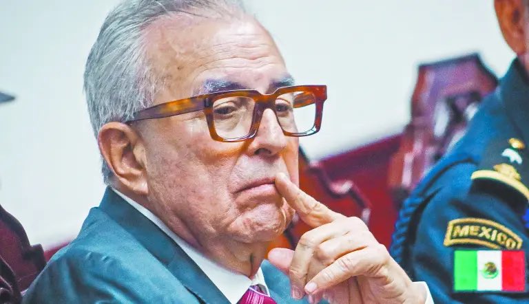 HafidCEspinosa's tweet photo. Rocha está teniendo un final de fotografía.

Mientras aquí decían que todo era propaganda, en Estados Unidos ya empezaron las entregas y detenciones de perfiles cercanos a su círculo.

Y el verdadero problema no es quién cayó…

sino quién podría empezar a hablar. https://t.co/UwAQkPMBqQ