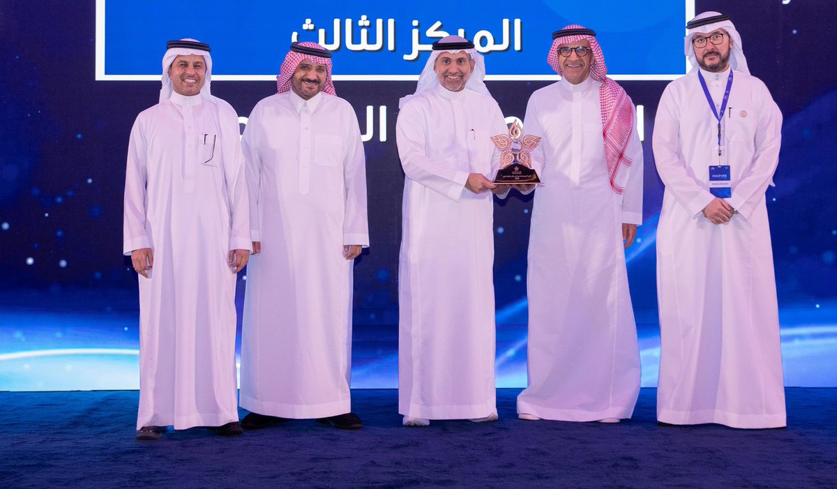 Cluster2_Riyadh's tweet photo. كرّم معالي وزير الصحة الأستاذ فهد الجلاجل #تجمع_الرياض_الصحي_الثاني بمناسبة فوزه بالجائزة البرونزية في مشاريع «إنسباير 2025»، عن مشروع مسار الرعاية العاجلة «الخدمة السريعة» ، ضمن التجمعات الصحية في المنطقة الوسطى، خلال أعمال ملتقى «القيادة الملهم 2025م»، الذي أقامته شركة #الصحة_القابضة بمحافظة جدة