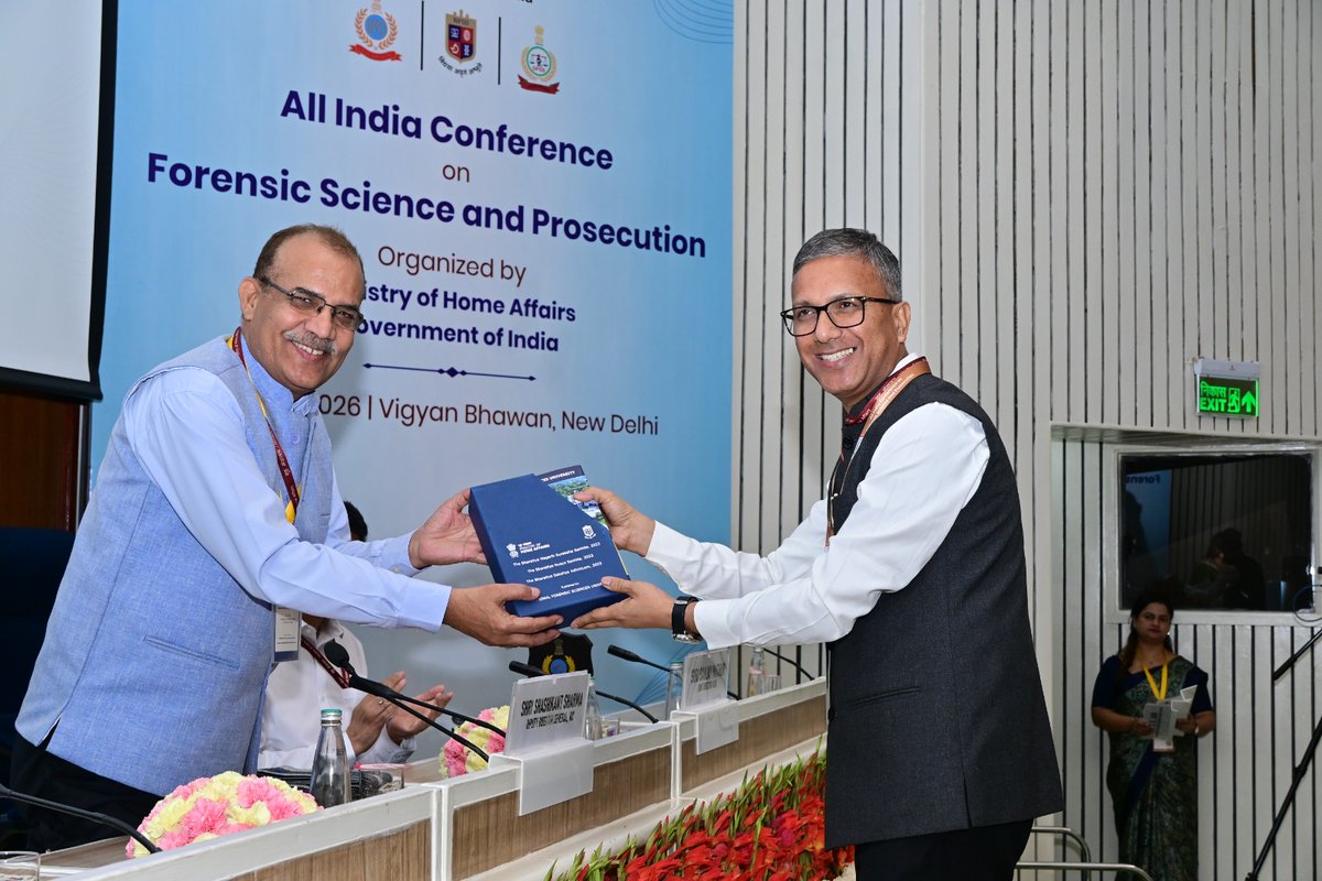 NFSU_Official's tweet photo. Shri Alok Ranjan, IPS, D.G.-BPR&amp;D; Shri Prashant Lokhande, IAS,  AS(WS), MHA; Shri Satpal Chauhan, IES, D.G.(Awards)-MHA;  Prof. (Dr.) S.O. Junare, In-charge V.C.-NFSU and Dr S.K. Jain, Director, #DFSS and Shri C.D. Jadeja, Executive Registrar-#NFSU, were present on the dais. https://t.co/bm3wZM3ne2