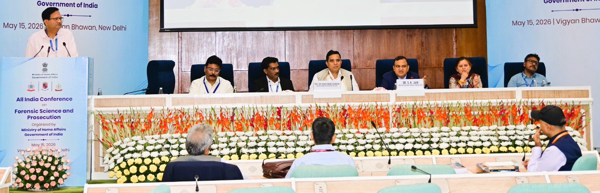 NFSU_Official's tweet photo. Shri Alok Ranjan, IPS, D.G.-BPR&amp;D; Shri Prashant Lokhande, IAS,  AS(WS), MHA; Shri Satpal Chauhan, IES, D.G.(Awards)-MHA;  Prof. (Dr.) S.O. Junare, In-charge V.C.-NFSU and Dr S.K. Jain, Director, #DFSS and Shri C.D. Jadeja, Executive Registrar-#NFSU, were present on the dais. https://t.co/bm3wZM3ne2