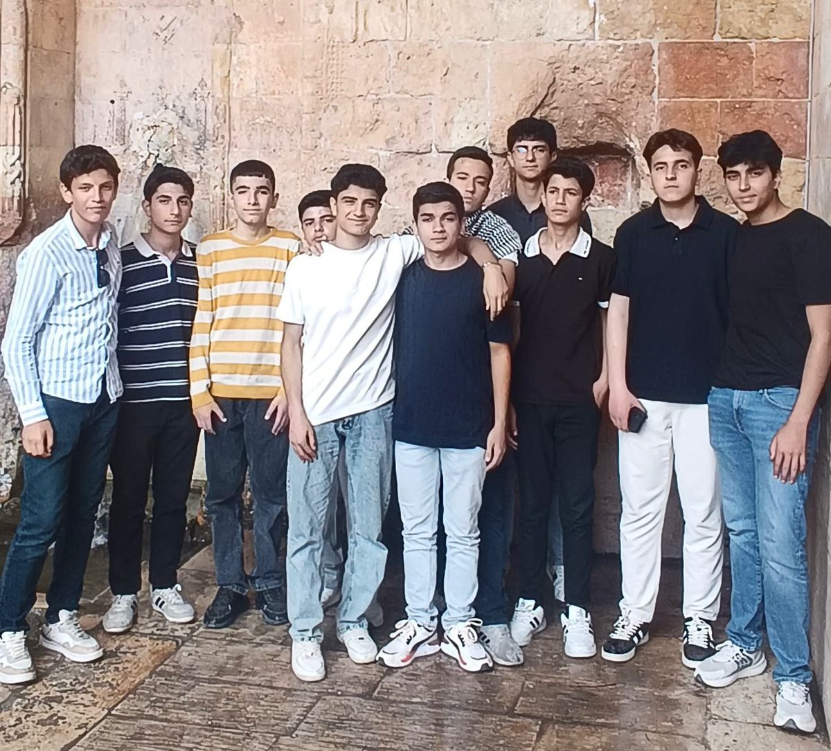 genconderurfa's tweet photo. Şanlıurfa Önder Genç olarak, Erbakan İHL’de derslerinde ve ahlaki davranışlarında başarı gösteren öğrencilerimizi ödüllendirmek amacıyla Mardin gezisine gönderdik.

Gençlerimizin hem akademik hem manevi gelişimlerini desteklemeye devam ediyoruz. https://t.co/RcIaEAFp4e