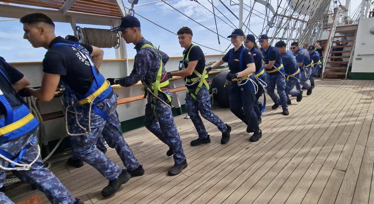 MApNRomania's tweet photo. Nava școală “Mircea”🇷🇴 își continuă traversada oceanică, navigând cu velele întinse către Puerto Rico.
Studenții au continuat cursurile, au exersat nodurile marinărești, iar pe punte au repetat rolurile pentru întinderea și strângerea velelor.
https://t.co/f3fETe31Bs https://t.co/4Blk0sofdy