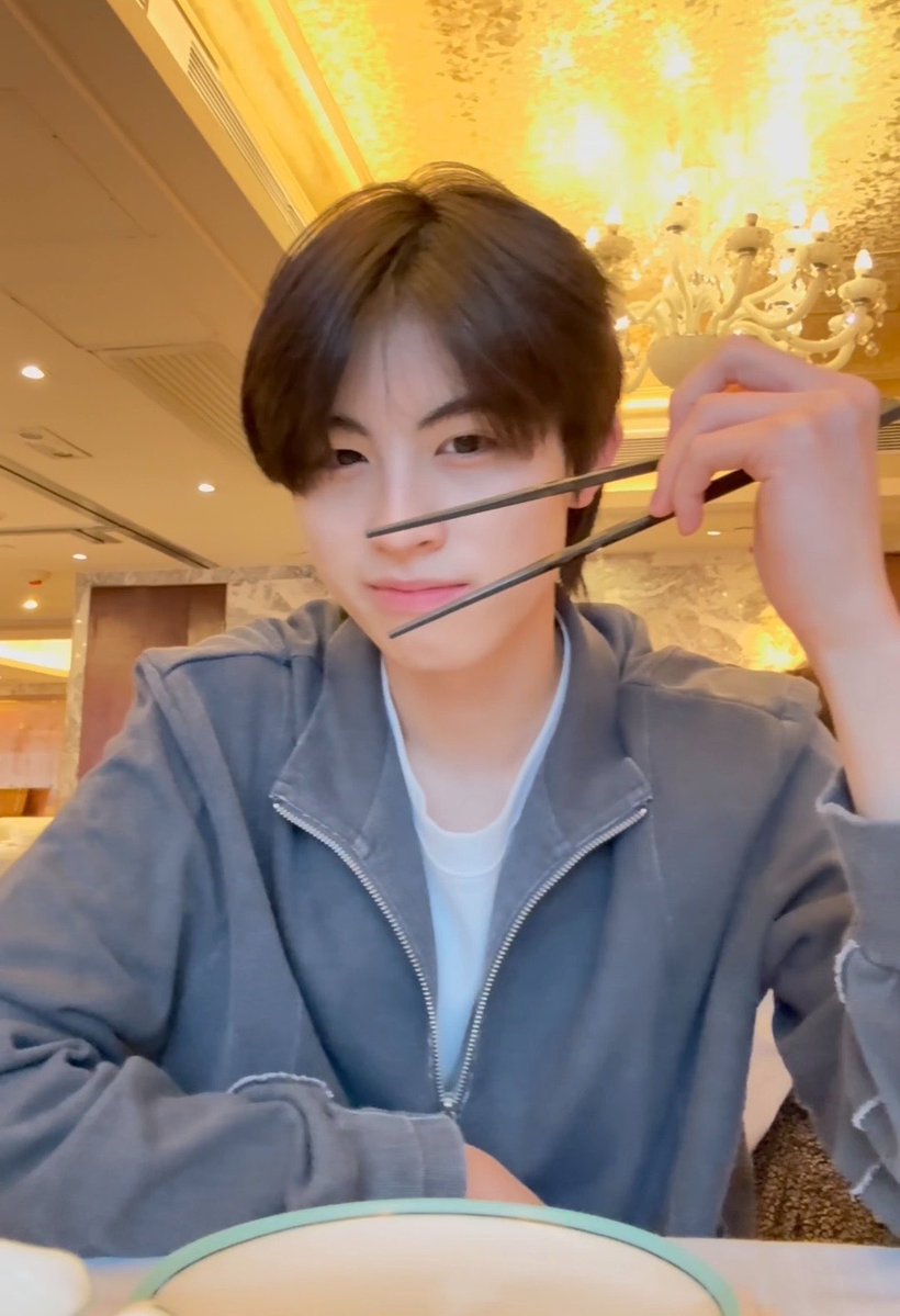 𝑻𝒉𝒖𝒓𝒔𝒅𝒂𝒚𓂃⋆ tweet media