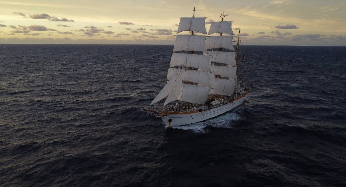 MApNRomania's tweet photo. Nava școală “Mircea”🇷🇴 își continuă traversada oceanică, navigând cu velele întinse către Puerto Rico.
Studenții au continuat cursurile, au exersat nodurile marinărești, iar pe punte au repetat rolurile pentru întinderea și strângerea velelor.
https://t.co/f3fETe31Bs https://t.co/4Blk0sofdy