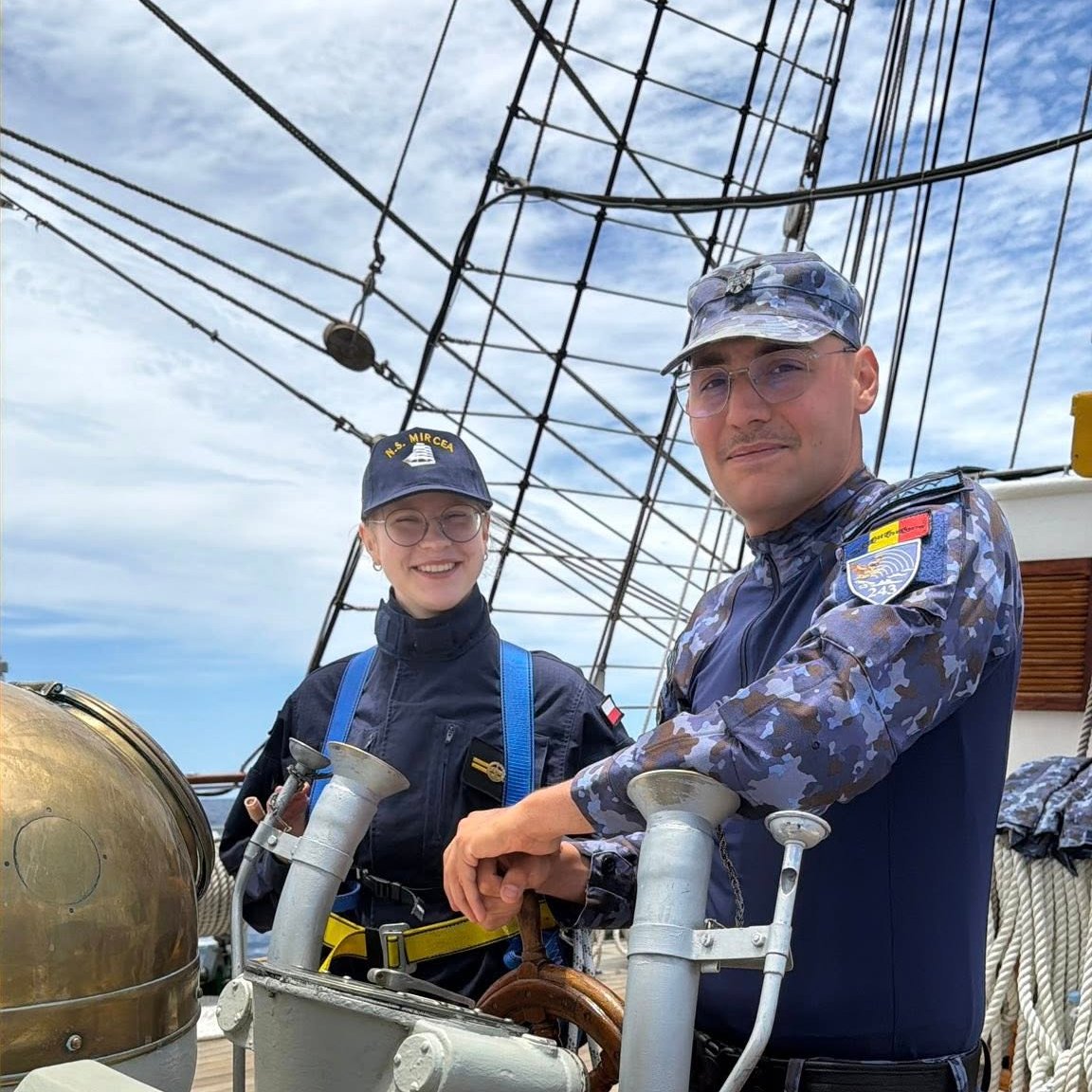 MApNRomania's tweet photo. Nava școală “Mircea”🇷🇴 își continuă traversada oceanică, navigând cu velele întinse către Puerto Rico.
Studenții au continuat cursurile, au exersat nodurile marinărești, iar pe punte au repetat rolurile pentru întinderea și strângerea velelor.
https://t.co/f3fETe31Bs https://t.co/4Blk0sofdy