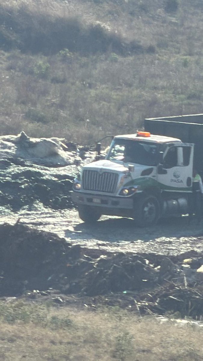 e_consulta's tweet photo. 🚛 Camiones recolectores de #PASA depositaron basura de la ciudad de Puebla en un predio de San Bernabé Temoxtitla, en #Ocoyucan. El sitio opera presuntamente como un basurero ilegal, aunque esta práctica ya había sido exhibida desde marzo. https://t.co/X1wCdb4oLk