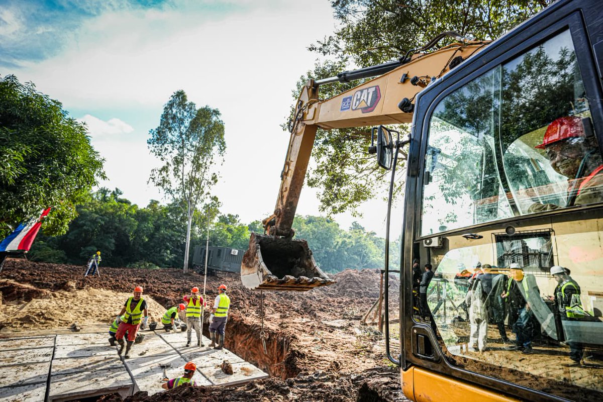 SantiPenap's tweet photo. Por primera vez, la Avenida Avelino Martínez va a tener la reconstrucción que todos los ciudadanos se merecen. Hoy visité la zona de obras junto a la ministra Claudia Centurión para verificar el avance de una transformación total de casi 6 km que incluye pavimento de hormigón hidráulico y un sistema de drenaje pluvial diseñado para solucionar el problema de las inundaciones que tanto afectaron a los vecinos de Central durante años. Seguiremos trabajando en esta obra en dos frentes simultáneamente, avanzando hacia una de las avenidas modelo del área metropolitana.