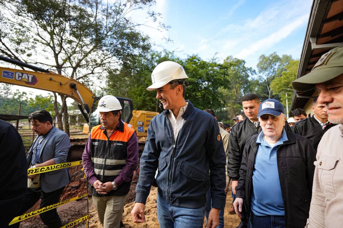 SantiPenap's tweet photo. Por primera vez, la Avenida Avelino Martínez va a tener la reconstrucción que todos los ciudadanos se merecen. Hoy visité la zona de obras junto a la ministra Claudia Centurión para verificar el avance de una transformación total de casi 6 km que incluye pavimento de hormigón hidráulico y un sistema de drenaje pluvial diseñado para solucionar el problema de las inundaciones que tanto afectaron a los vecinos de Central durante años. Seguiremos trabajando en esta obra en dos frentes simultáneamente, avanzando hacia una de las avenidas modelo del área metropolitana.