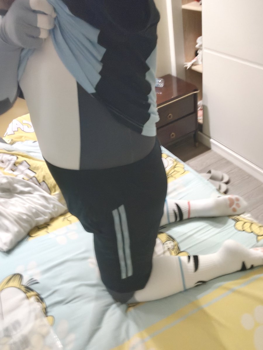 RennautFox's tweet photo. 被迫躺在床上被扒裤子了呢🥵 https://t.co/jdMEzbyZZu
