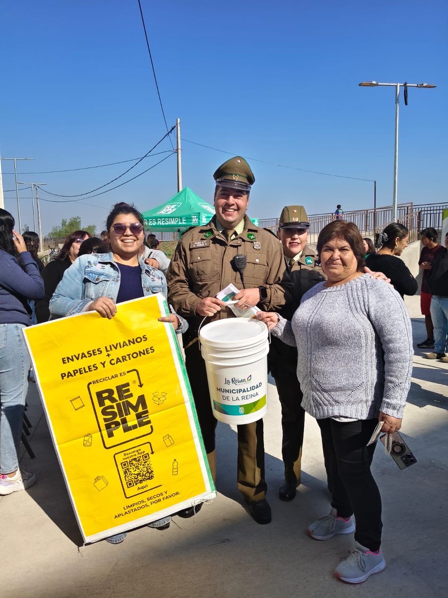 carabprandes's tweet photo. #LaReina: @Carabdechile a través de @CarabMicc de la 16 comisaría participaron en actividad junto al condominio Aldea del Encuentro y autoridades de la @MuniLaReina, en el marco del Día Mundial del Reciclaje.
#LaPrevencionEsNuestraEsencia 🚓♻️ https://t.co/6Tpx1zmjzv