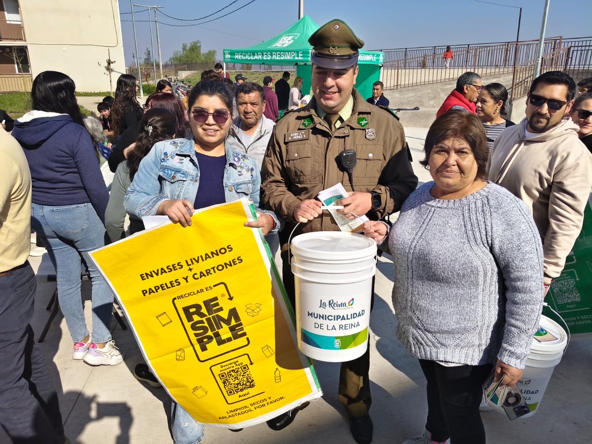 carabprandes's tweet photo. #LaReina: @Carabdechile a través de @CarabMicc de la 16 comisaría participaron en actividad junto al condominio Aldea del Encuentro y autoridades de la @MuniLaReina, en el marco del Día Mundial del Reciclaje.
#LaPrevencionEsNuestraEsencia 🚓♻️ https://t.co/6Tpx1zmjzv