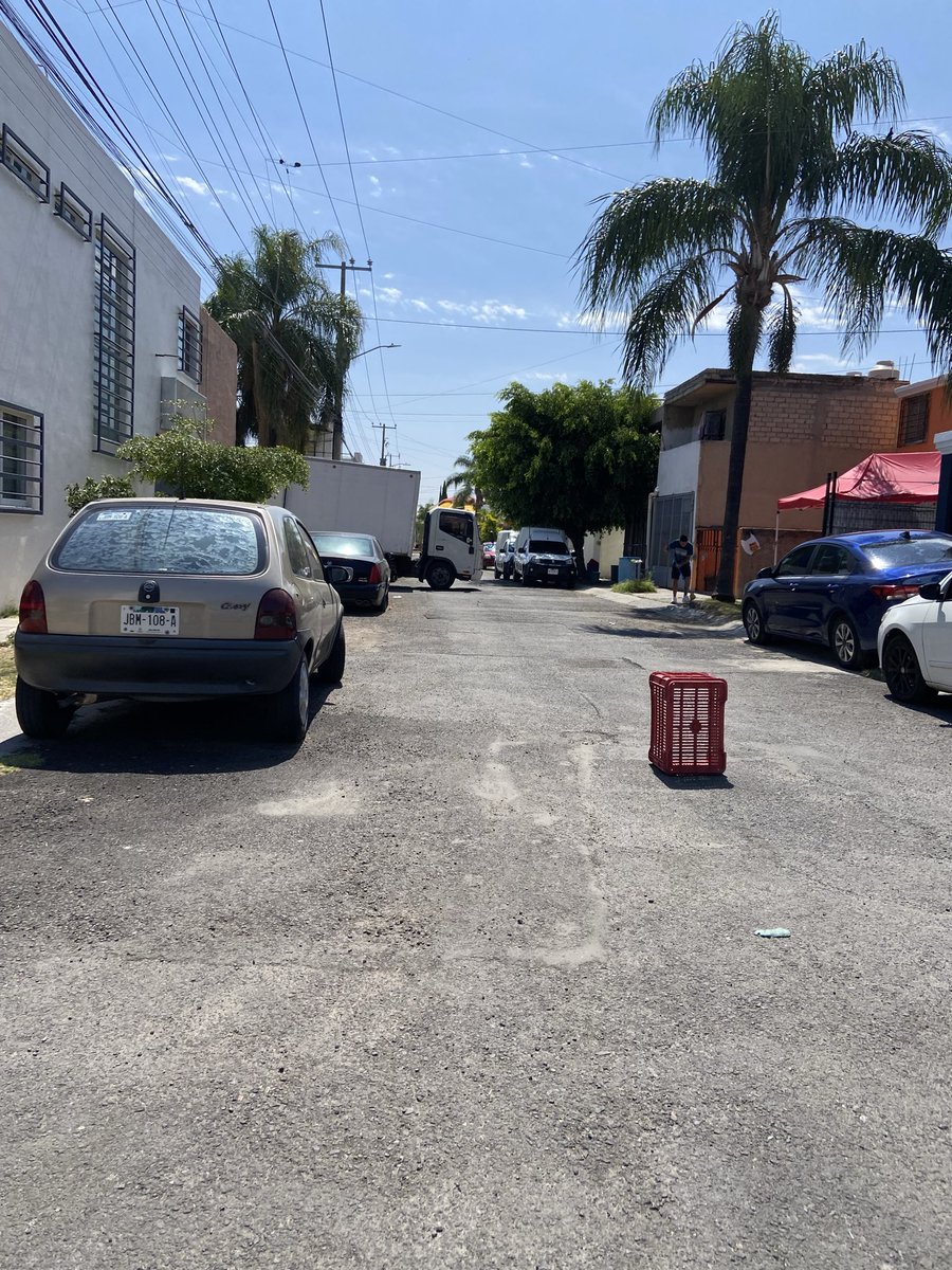 corazon03051973's tweet photo. @JaliscoVial Cierre de calle en valle de la  huerta, entre valle de tecolotlan y valle de la capilla en parque real Zapopan C.P. 45136 será posible que manden una unidad https://t.co/hj0RbbdMZx