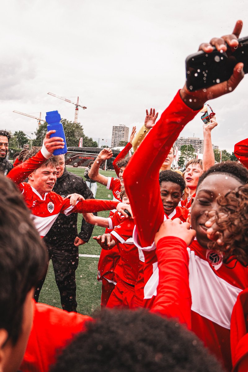 official_rafc's tweet photo. 🏆 𝐔𝟏𝟒 𝐊𝐀𝐌𝐏𝐈𝐎𝐄𝐍 🏆

Onze youngsters wonnen op de allerlaatste speeldag met 4-2 van Anderlecht en pakken zo de titel! 👏😍 #RAFCjeugd https://t.co/bDionEHgSE