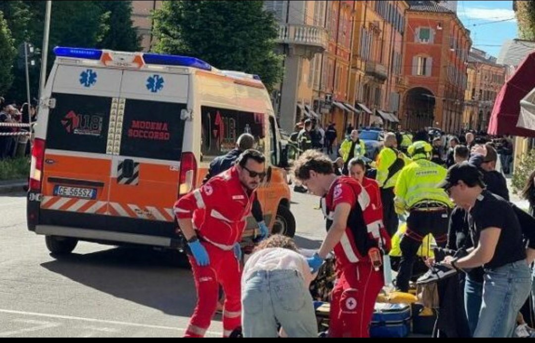 labanderaes's tweet photo. 🚨🇮🇹#ÚLTIMAHORA Un joven de origen magrebí arrolla a una decena de personas en Módena

Hay siete heridos de gravedad. Además, el autor ha apuñalado a otro peatón

La Policía ha conseguido detenerlo https://t.co/BiPy2oBYMK