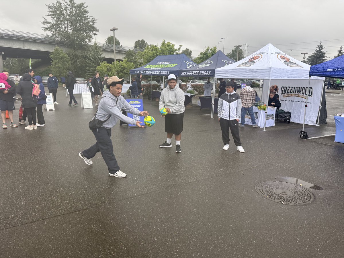 FosterHSFB's tweet photo. Thanks to our Bulldogs that woke up bright and early this morning to volunteer their time at the @SeawolvesRugby 5K Run and Kids Dash! We appreciate @DruhaSeattle for allowing Foster Football to participate at this first class event! https://t.co/nXf9tcAzDP