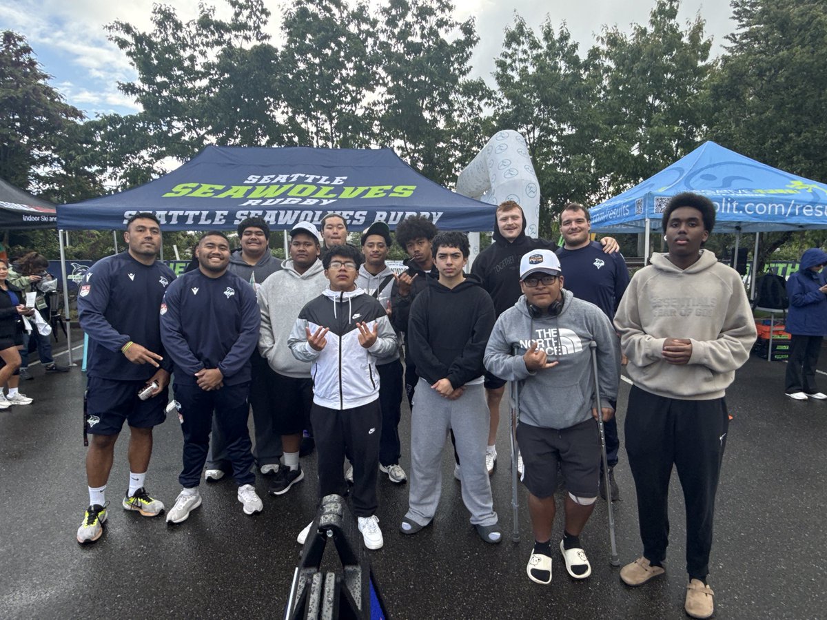 FosterHSFB's tweet photo. Thanks to our Bulldogs that woke up bright and early this morning to volunteer their time at the @SeawolvesRugby 5K Run and Kids Dash! We appreciate @DruhaSeattle for allowing Foster Football to participate at this first class event! https://t.co/nXf9tcAzDP