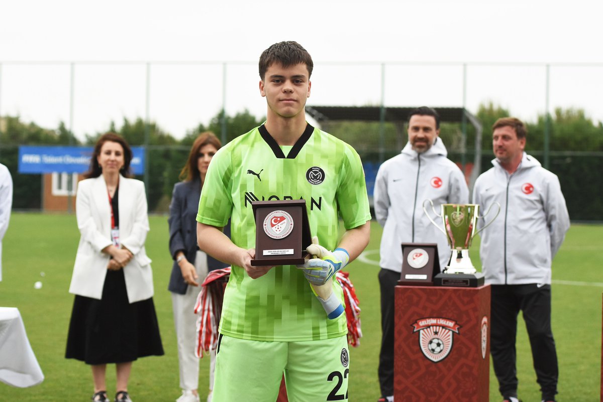 ManisaFK's tweet photo. Manisa FK U19 Takımımız Türkiye Şampiyonu

U19 Takımımız, 177 takımın yarıştığı U19 Gelişim Liginde final karşılaşmasında rakibi A. Arnavutköy Belediyespor FSK’yı penaltılarla 4-3 mağlup ederek Türkiye şampiyonu oldu.
Kalecimiz Saim Sarp Bodur turnuvanın en iyi kalecisi seçilirken U19 Takımımızın Teknik Direktörü Osman Bilik de finallerin en değerli teknik direktörü ödülünün sahibi oldu.
