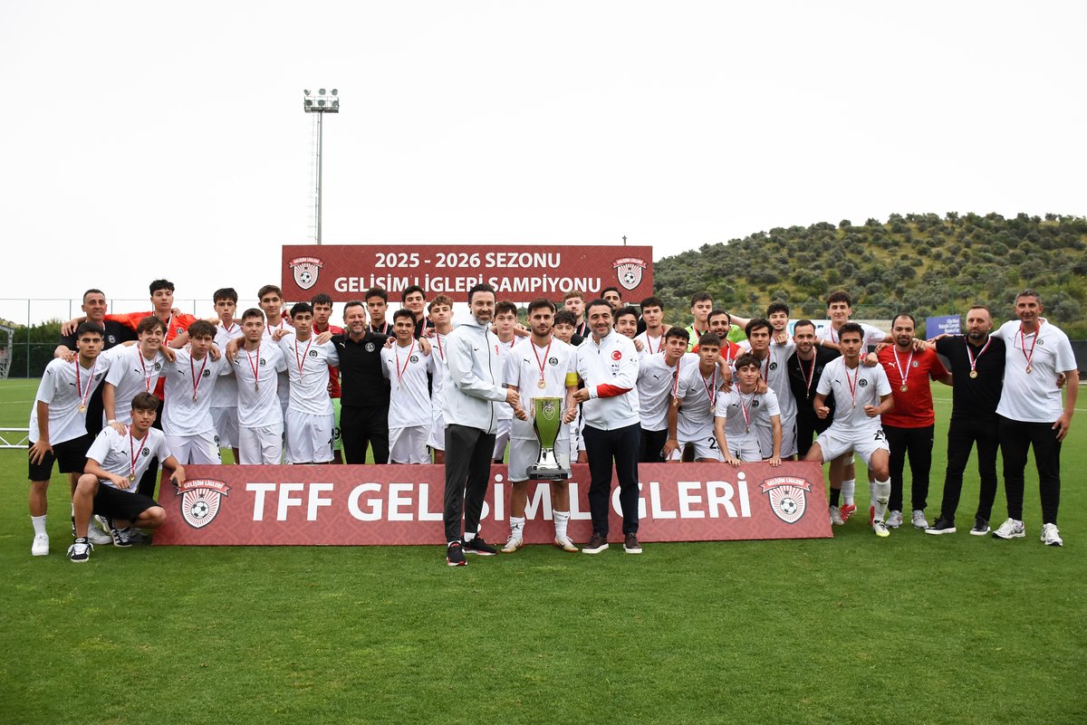 ManisaFK's tweet photo. Manisa FK U19 Takımımız Türkiye Şampiyonu

U19 Takımımız, 177 takımın yarıştığı U19 Gelişim Liginde final karşılaşmasında rakibi A. Arnavutköy Belediyespor FSK’yı penaltılarla 4-3 mağlup ederek Türkiye şampiyonu oldu.
Kalecimiz Saim Sarp Bodur turnuvanın en iyi kalecisi seçilirken U19 Takımımızın Teknik Direktörü Osman Bilik de finallerin en değerli teknik direktörü ödülünün sahibi oldu.