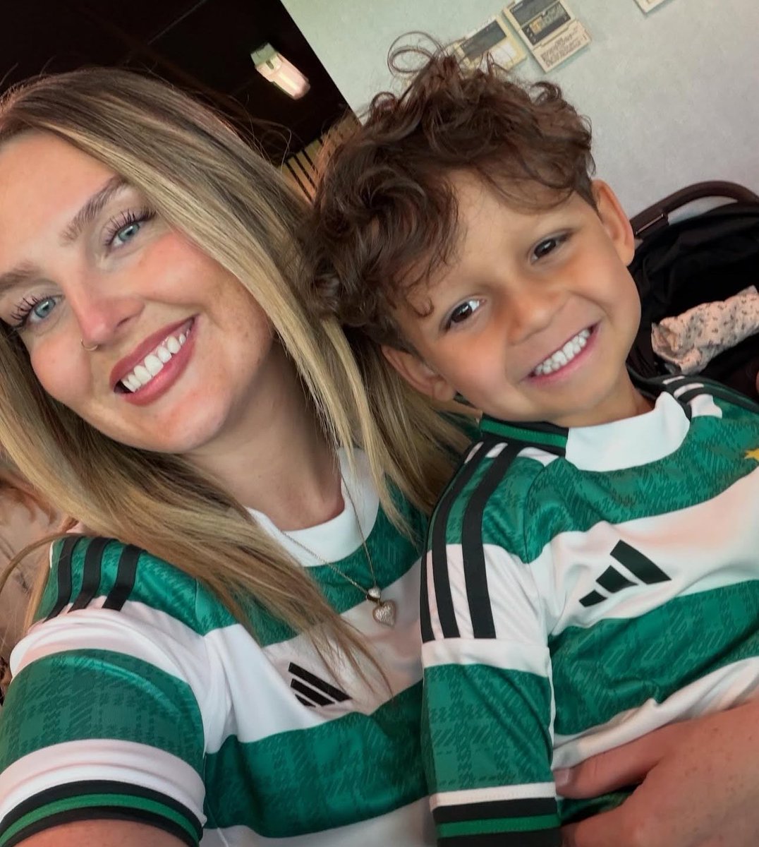 UpdatesPezz's tweet photo. FOFURA! Perrie com Axel em seu Instagram. https://t.co/ehOSXO7Xf8