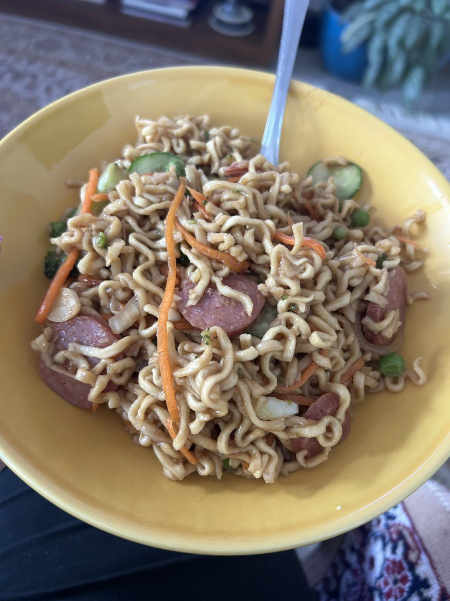 nyyya's tweet photo. Queria comer um yakisoba de almoço, peguei o q tinha na geladeira mas nao tinha carne. Usei linguiça e saiu um Uaikisoba maravilhoso hahaha https://t.co/b1FxFJlZ7i