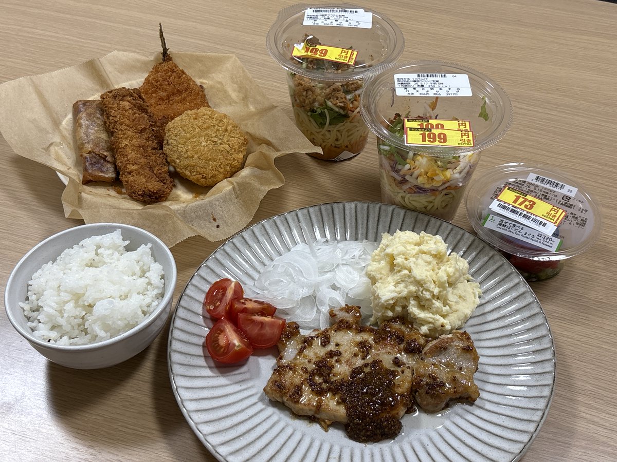 yua_feedee's tweet photo. 今日はマスタードソースのトンテキを作るって決めてたけど、なんか増えちゃった←
最近夜めちゃくちゃ半額になるローソン見つけちゃって…🥹️
揚げ物まで半額って凄くない？！

(そして店員さんに箸を3膳入れられるっていう…ごめんなさい一人で食べます😂️) https://t.co/JLqNF3a6ZM