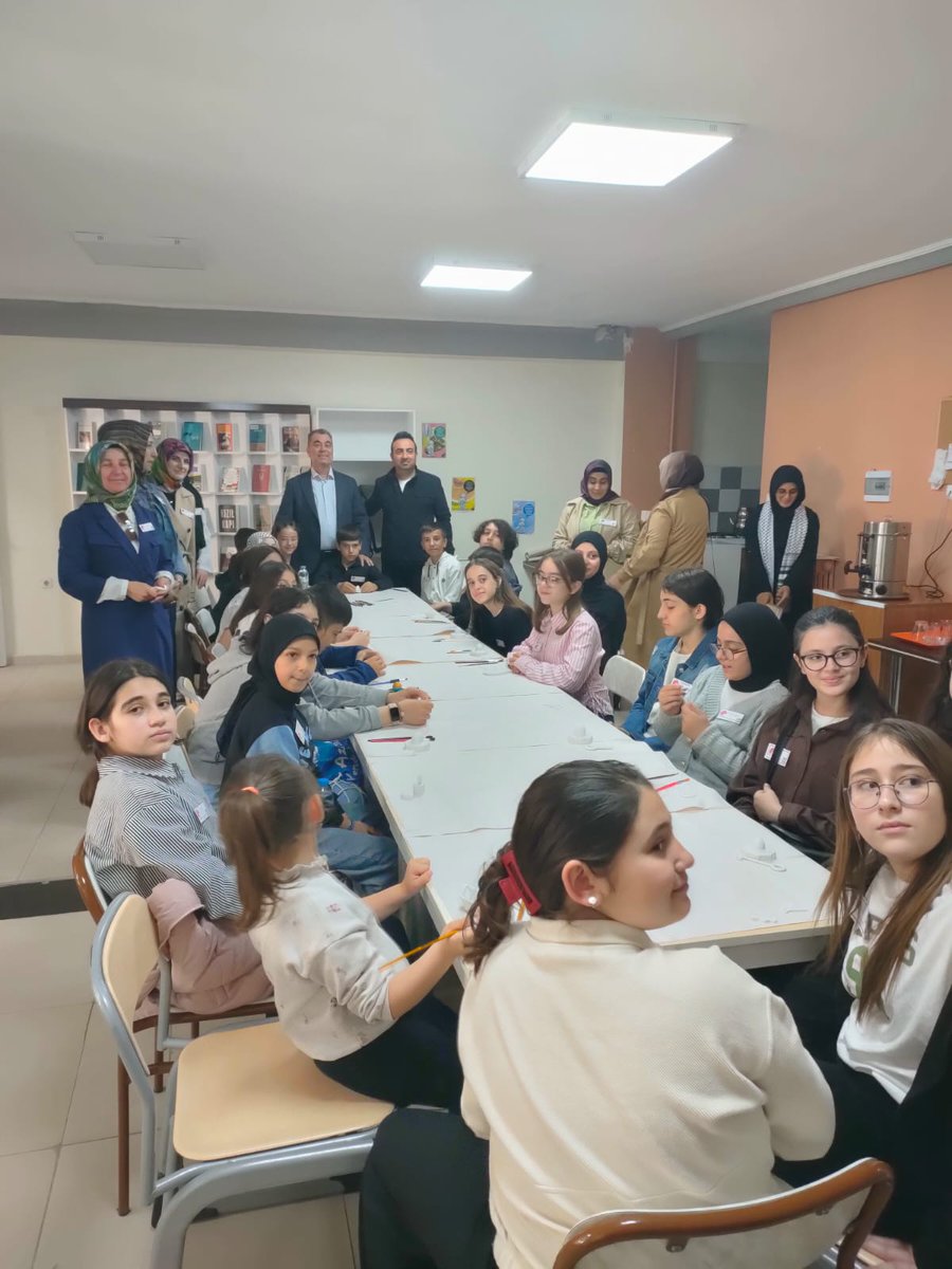 FilistinAtolye's tweet photo. Filistin Atölyesi ve Bilinçli Gençlik Topluluğu, Prof. Dr. Necmettin Erbakan İmam Hatip Ortaokulu öğrencileri, öğretmenleri ve velileri ile Çorum Kültür Merkezi’nde buluştular. Etkinliğe Türkiye Dil ve Edebiyat Derneği (TDED) kadın kolları da destek oldu. https://t.co/7YPMn9dt0q