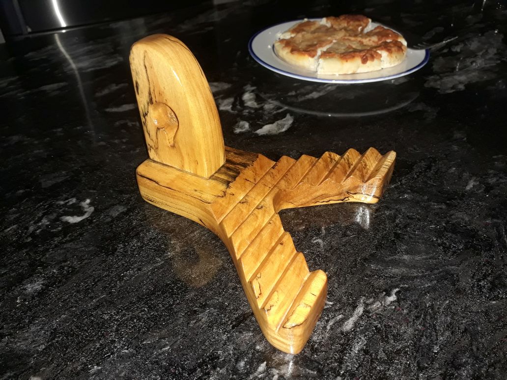 bbbradsmith's tweet photo. The finished tablet stand. https://t.co/tcWHxWfVS5