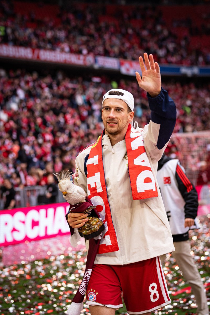FCBayernUS's tweet photo. Leon 🤝 🦜 https://t.co/x8nIYnOBU5