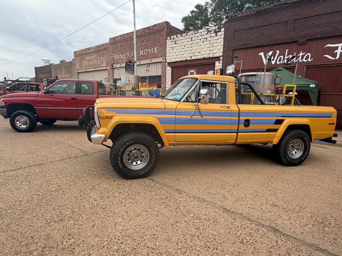 1WXRoderick's tweet photo. It was nice to visit Wakita during 30th anniversary of Twister. 🌪️ so much people, lots of other chasers. Definitely worth it!!!! #wakita #oklahoma #twister https://t.co/lG90dlRtvH