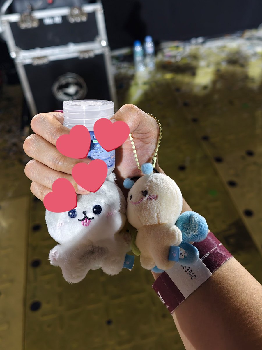 tsuki3yo's tweet photo. Pls RT 
ช่วยรีหน่อยค่า ตามหาเมนน้องโดยอง+อาซาฮิ ที่ยืนข้างกันตอน send off ค่า จะขอดรอปคลิป ที่ได้มาผิดคลิปค่า 😅

#PULSE_ON_IN_BANGKOK 
#ตลาดนัดเด็กสมบัติ https://t.co/AcVaLfGWqW