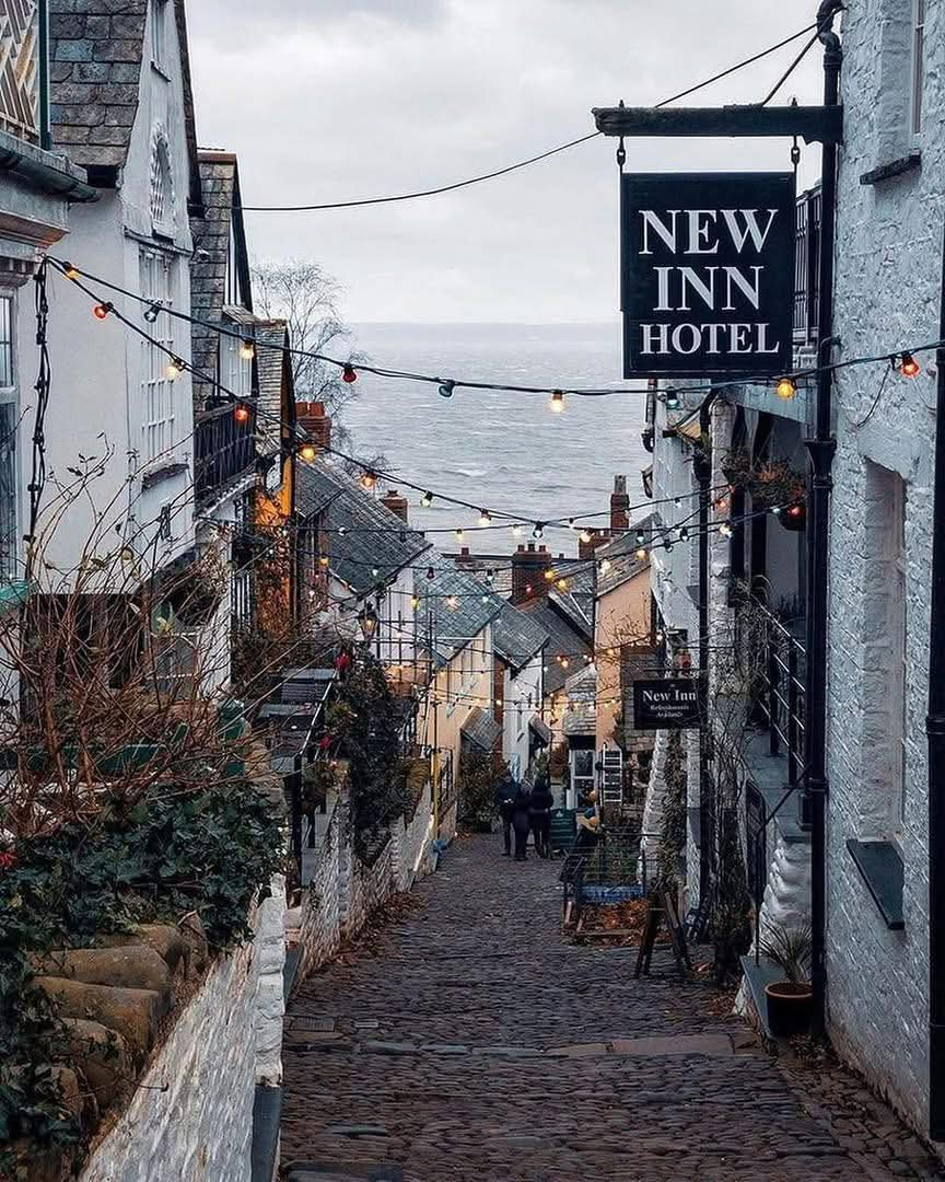 nritravelogue's tweet photo. Clovelly Village, England 🏴󠁧󠁢󠁥󠁮󠁧󠁿 https://t.co/F0at6w6kgT