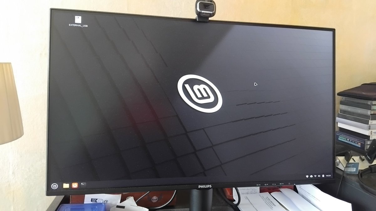 frcolin's tweet photo. Premiers jours avec #Linux mint, tout ce passe très bien. Navigation très fluide, reconnaissance immédiate des pilotes, des fichiers. Déjà habitué à de nombreux logiciels libres, ma transition s'est passé naturellement grâce à un environnement intuitif... https://t.co/N3Gg2kaz8N