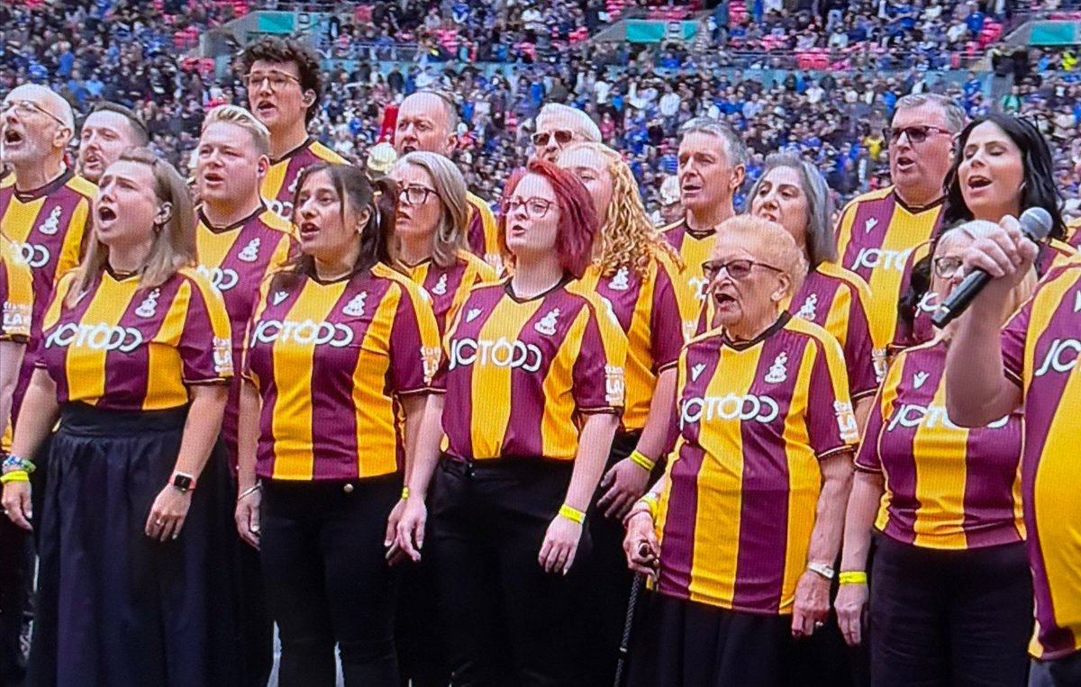 shirts_original's tweet photo. Bradford City kit launch at Wembley with Bantam of the Opera choir ❤️🧡

Outstanding marketing!

#bcafc https://t.co/T9ofbTlA9n